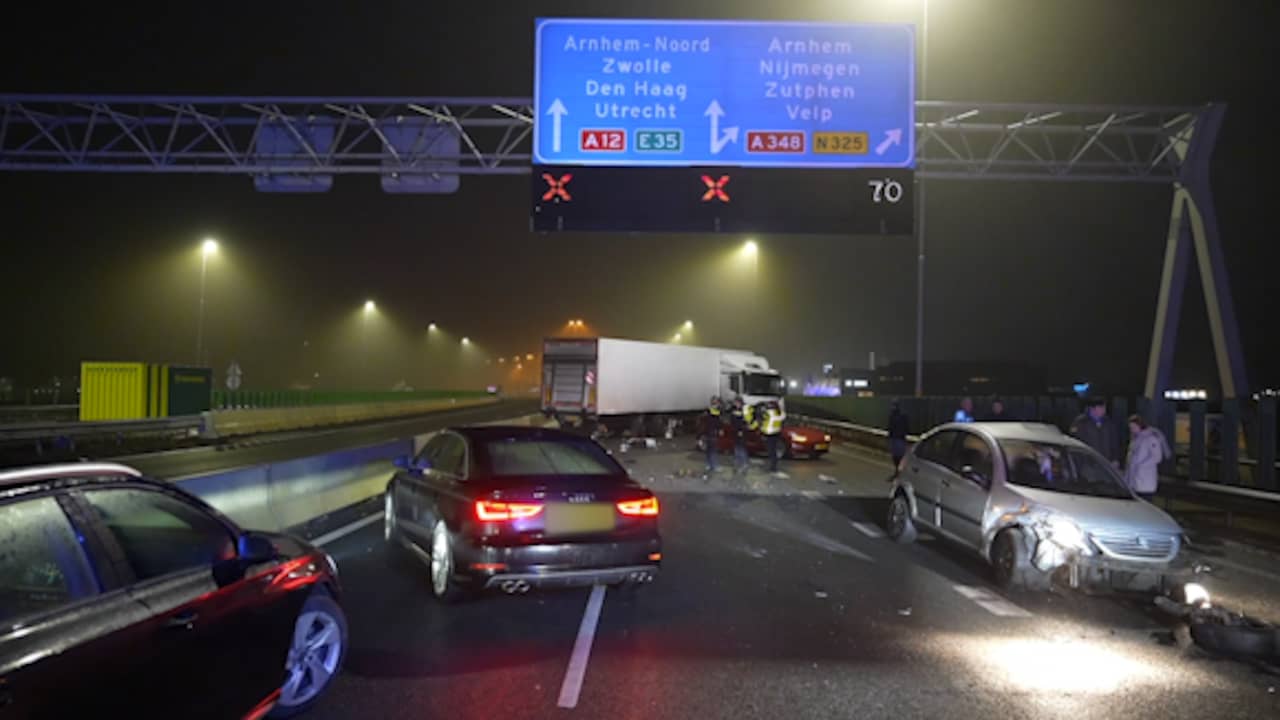 Beeld uit video: Snelweg bij Arnhem bezaaid met beschadigde auto's door gladheid