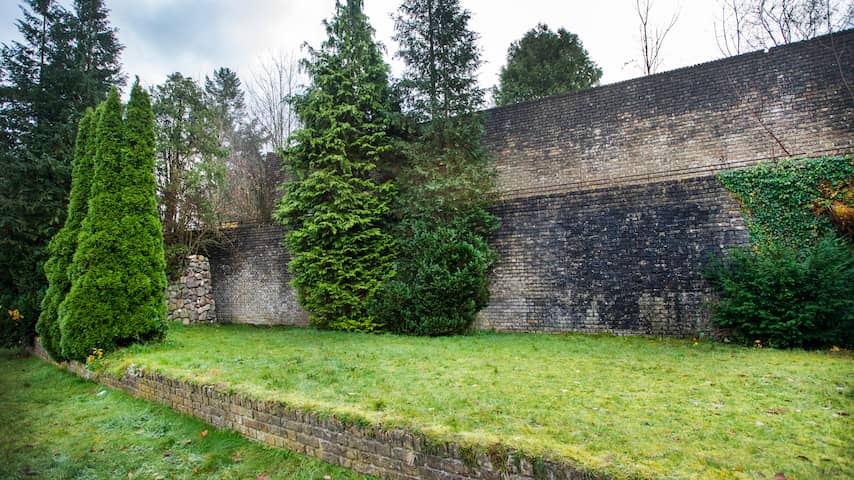 Overgebleven muur van voormalig NSB-complex in Lunteren rijksmonument