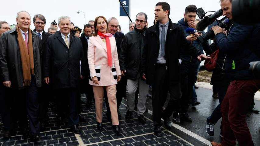 Eerste autoweg met zonnepanelen geopend in Frankrijk