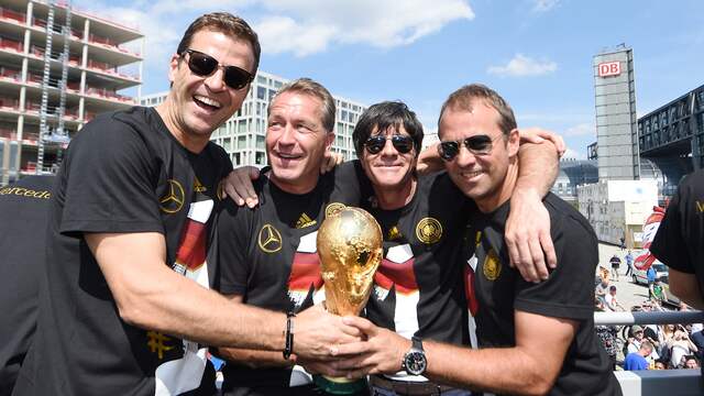 Joachim Löw (tweede van rechts) en Oliver Bierhoff (links) in 2014 met de wereldbeker.