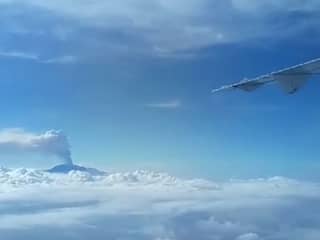 Passagiers filmen vulkaanuitbarsting op Bali vanuit vliegtuig 