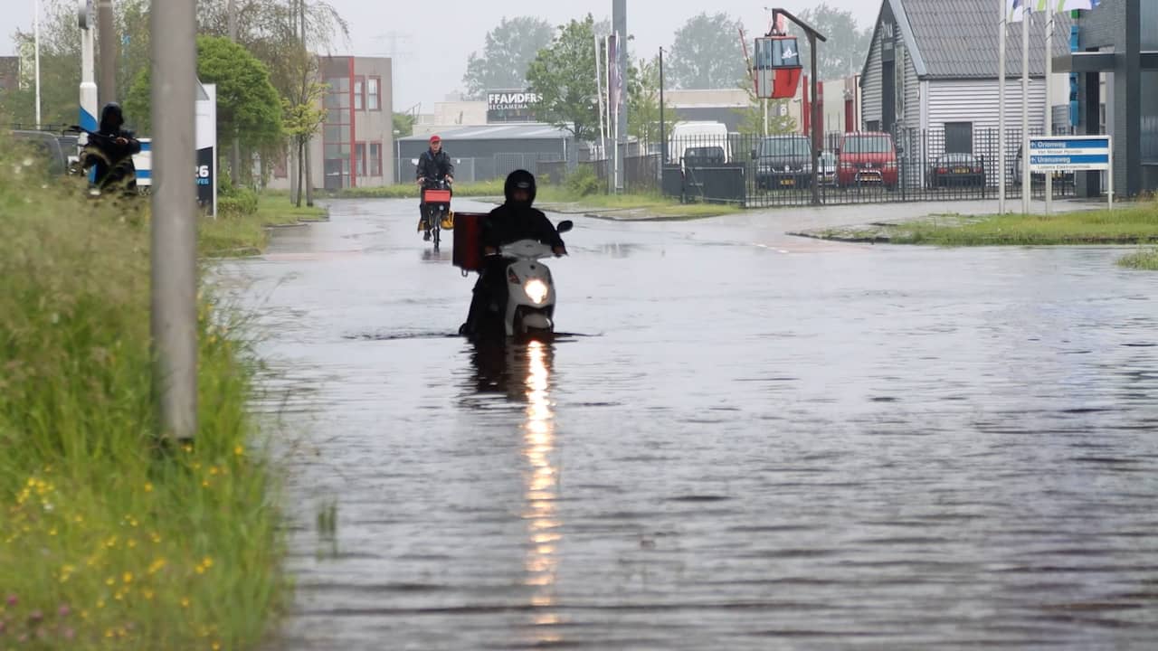Straten En Wegen In Leeuwarden Staan Blank Door Zware Regenval Nu Het Laatste Nieuws Het Eerst Op Nu Nl
