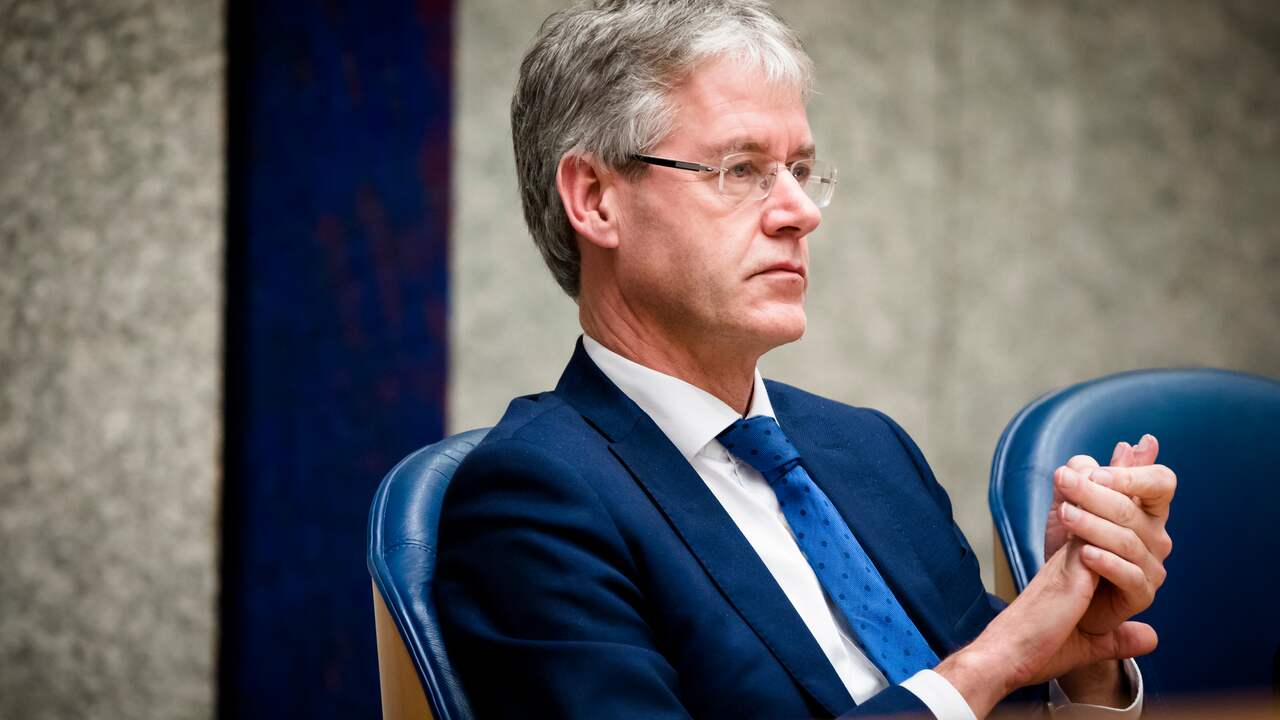 Slob stelt voor minder lestijd in voortgezet onderwijs in te roosteren