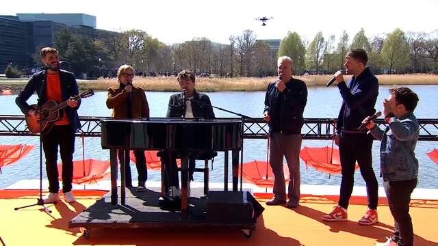 Op de campus werden ze getrakteerd op een concert van een aantal leden van de groep The Streamers. Onder anderen Paul de Munnik, Guus Meeuwis, Thomas Acda, Roel van Velzen en Nick & Simon zongen voor de familie het nummer Our House van Crosby, Stills, Nash & Young.
