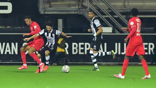 De vier doelpunten in Almelo werden eerlijk verdeeld.