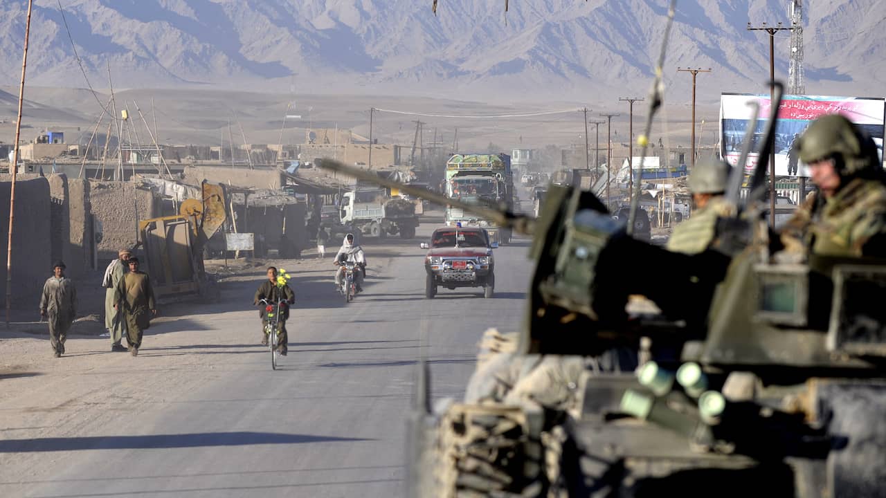 Nederlandse militairen zijn op patrouille in Tarin Kowt, de hoofdstad van de Afghaanse provincie Uruzgan (2010).