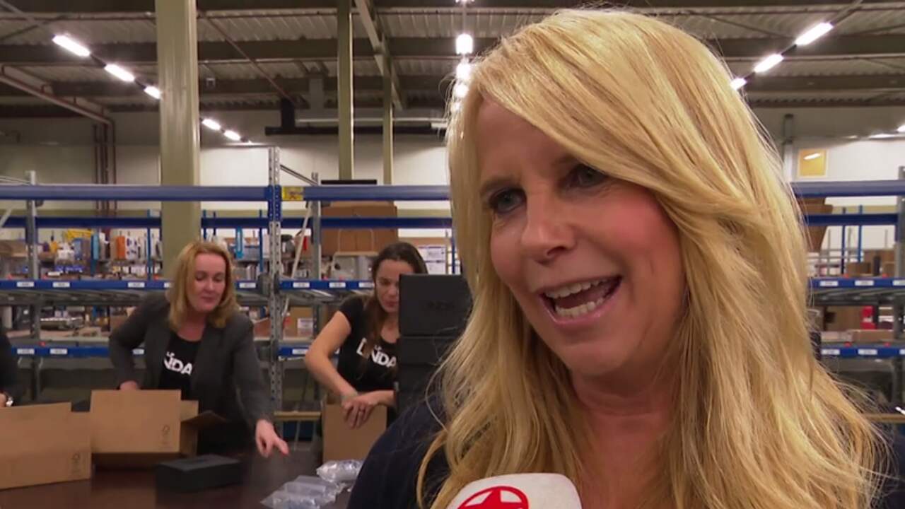 Beeld uit video: Linda de Mol pakt nu al kerstpakketten in
