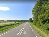Vrachtwagen belandt in berm naast N231 door uitwijkmanoeuvre