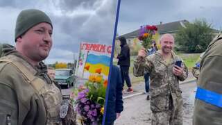 Oekraïense militairen krijgen bloemen voor bevrijden dorp