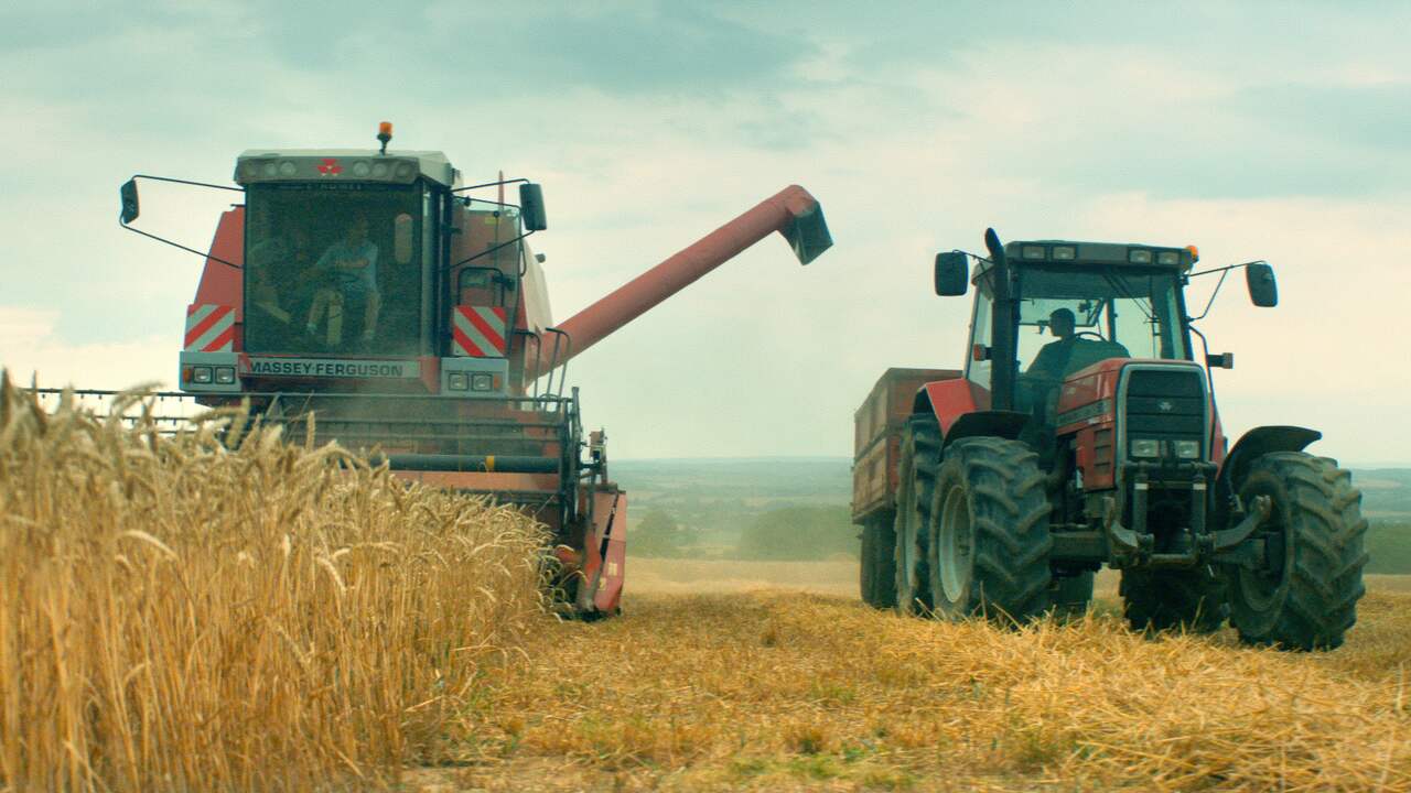Bekijk hier de trailer van Au nom de la terre