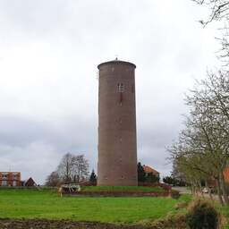 Job woont in een watertoren: 'Ramen lappen doe ik abseilend'