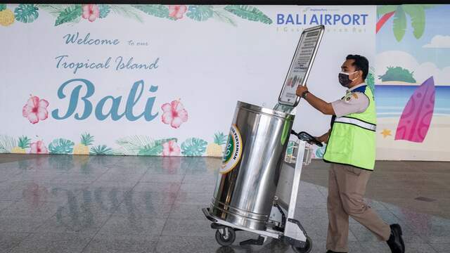 De luchthaven op het populaire Indonesische vakantie-eiland Bali ging donderdag open na een sluiting van meer dan een jaar. Het vliegveld had echter nog geen vluchtschema.
