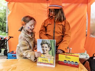 Live Koningsdag | Emmen stroomt vol met Oranjefans, vrijmarkten in volle gang