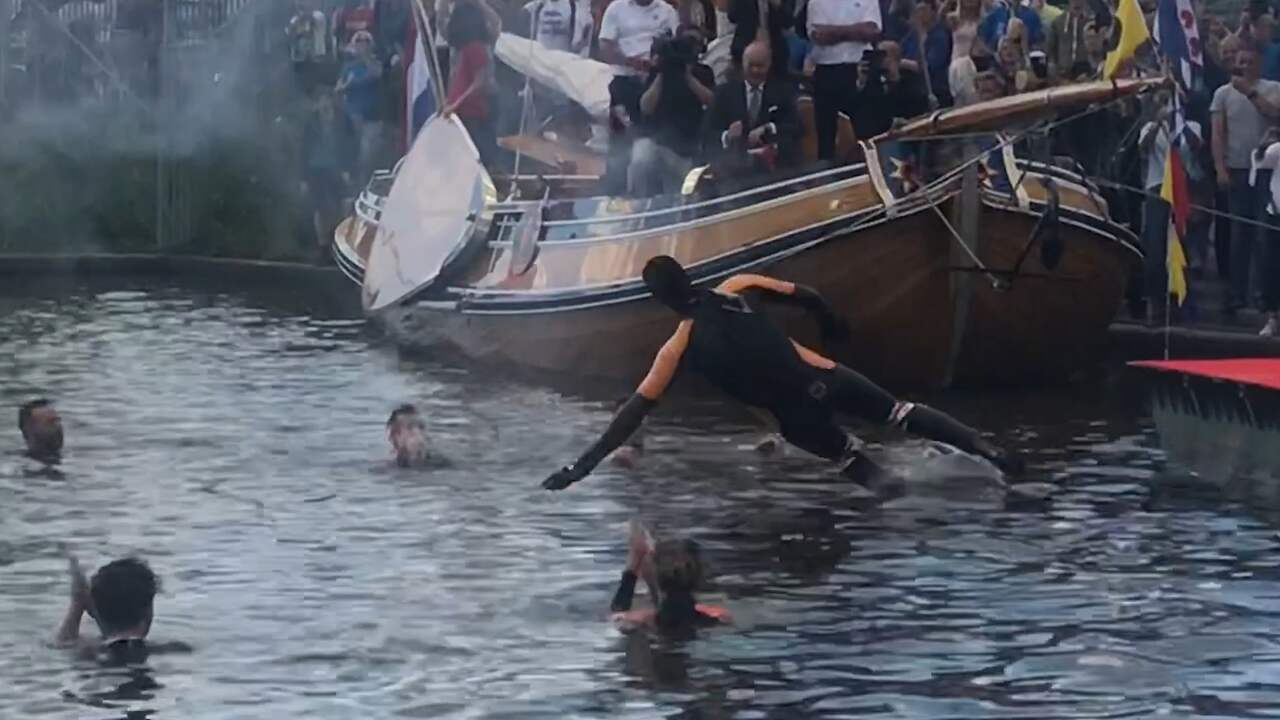 Beeld uit video: Van der Weijden begint elfstedenzwemtocht met sprong in haven Leeuwarden