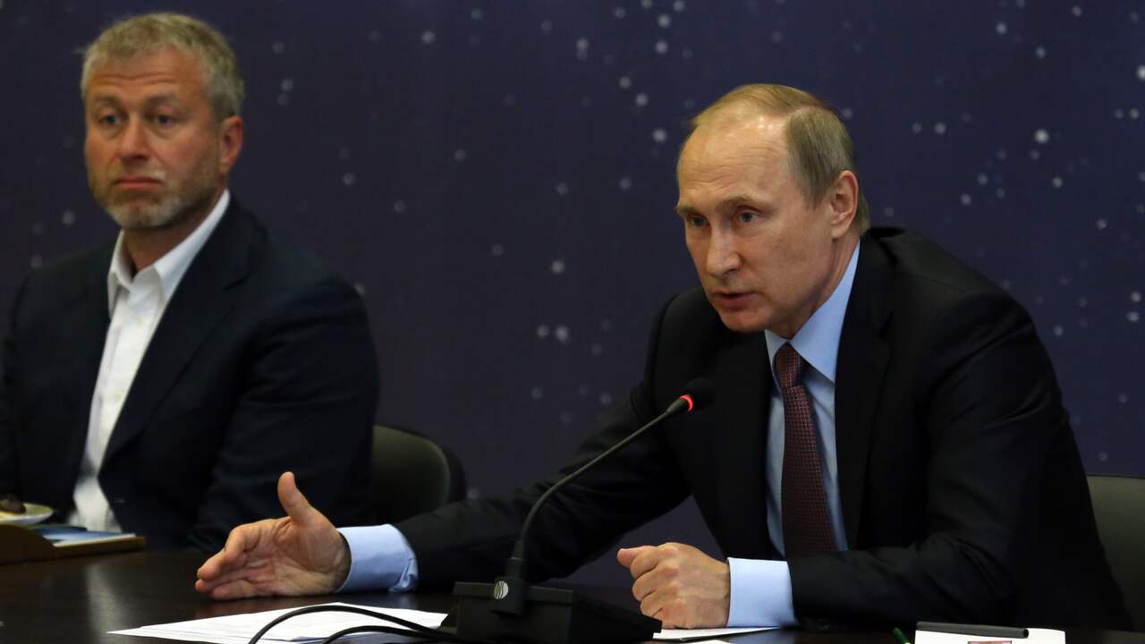 Roman Abramovich naast Vladimir Poetin.