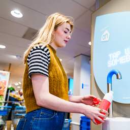 Ook bij veel Albert Heijn-filialen kun je voortaan gratis water tappen