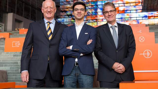 Anish Giri bij de presentatie in Hilversum
