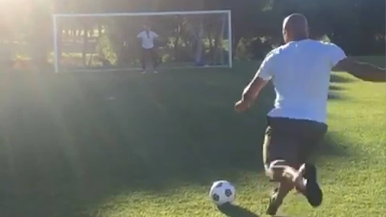 Roberto Carlos Successfully Imitates Famous Free Kick From 1997 Teller Report