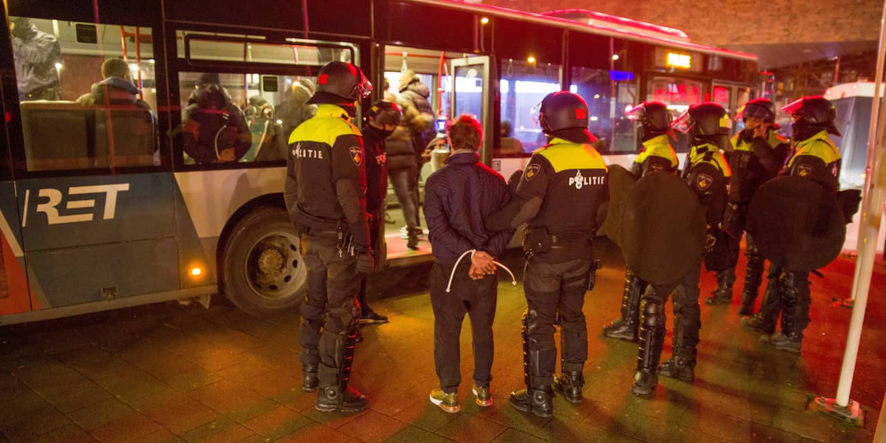 Dinsdag 131 mensen opgepakt voor rellen, politie spreekt van rustigere avond