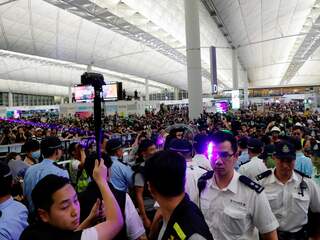Demonstranten en autoriteiten botsen op luchthaven van Hongkong