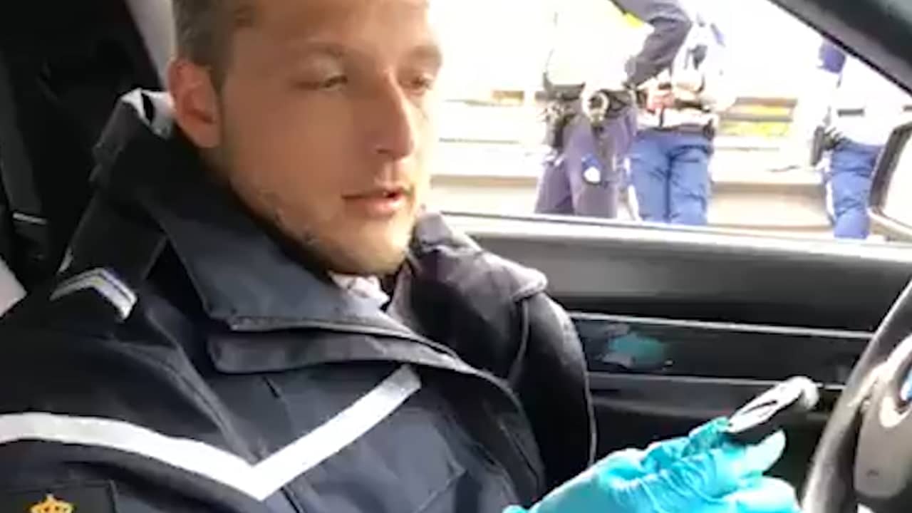 Beeld uit video: Marechaussee vindt 50.000 euro in geheime ruimte van auto