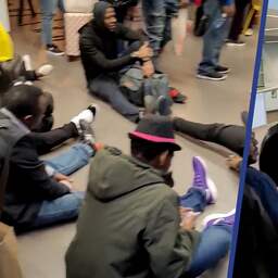 Video | Gestrande reizigers blokkeren pier Brussels Airport