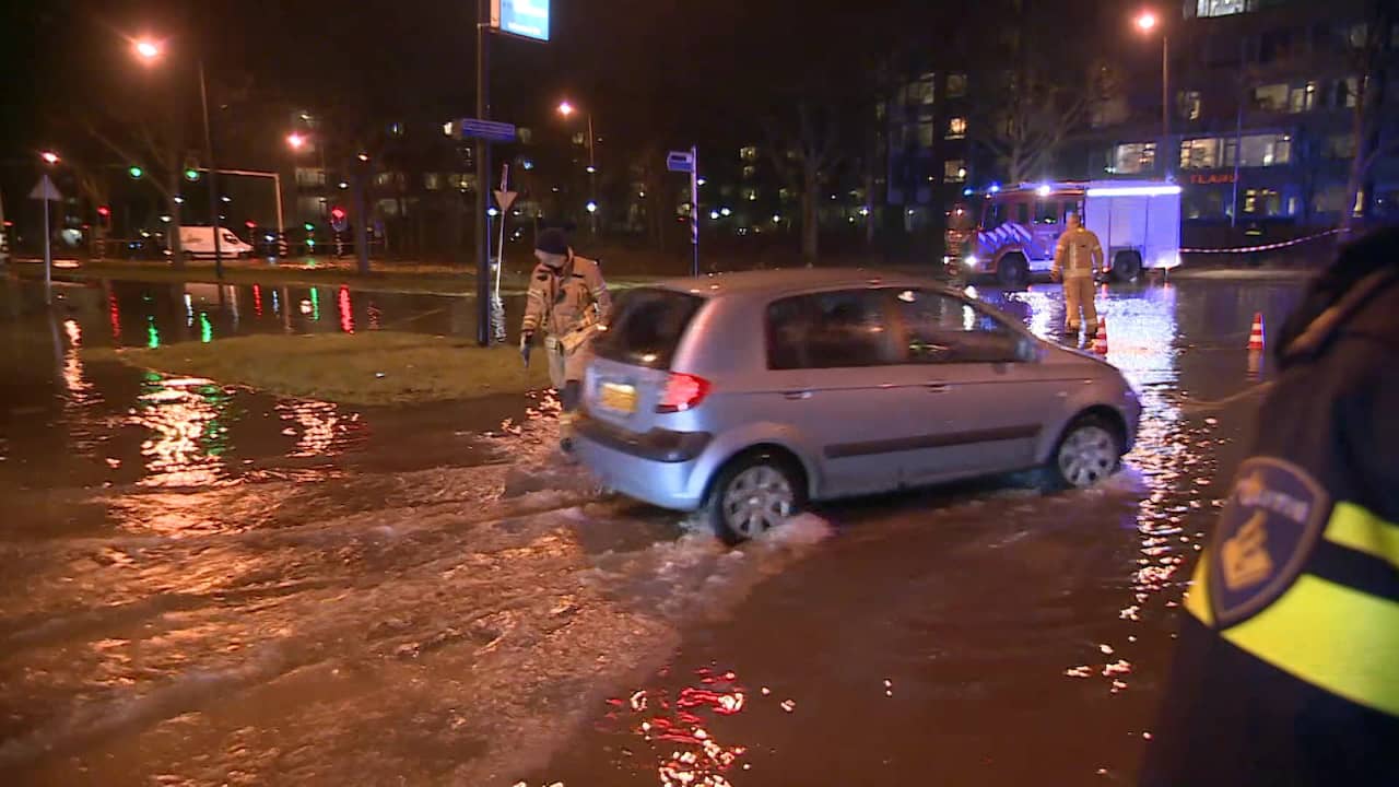 Straten staan onder water door lek in leiding Vlaardingen