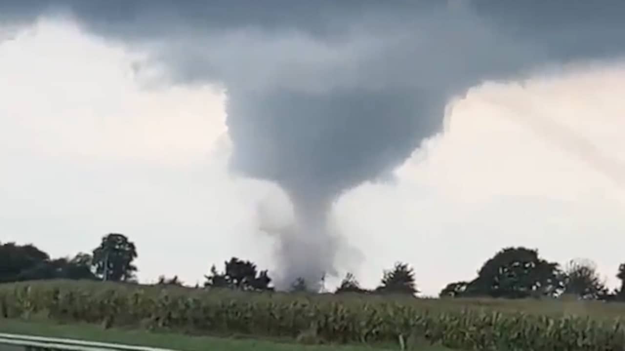 Beeld uit video: Omwonenden filmen razende tornado in Frankrijk