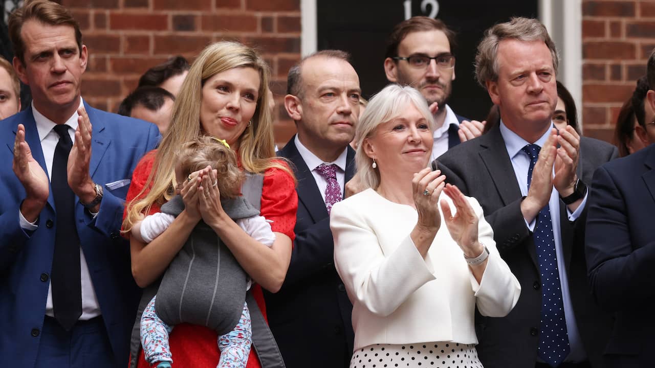 Medestanders van Boris Johnson, waaronder zijn vrouw Carrie en hun pasgeboren dochter Romy, waren aanwezig bij zijn persconferentie en lieten met applaus hun steun blijken.