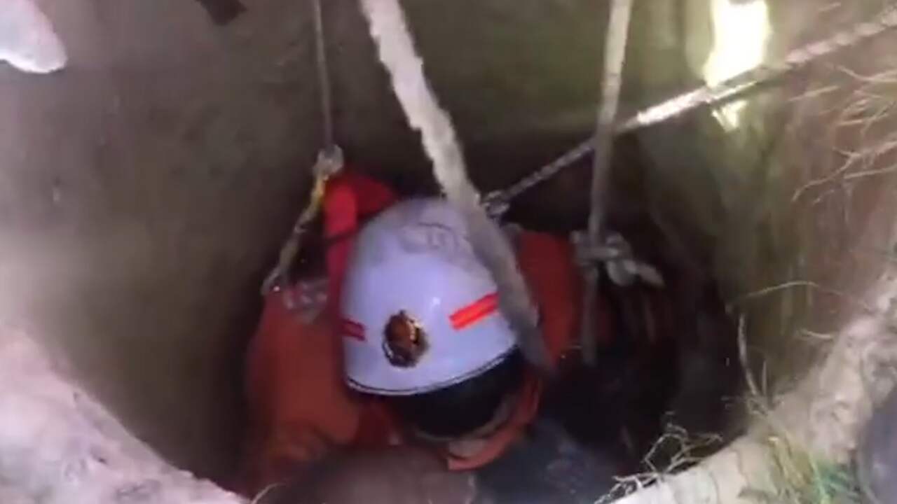 Brandweerman valt flauw na redden oude man uit put in China
