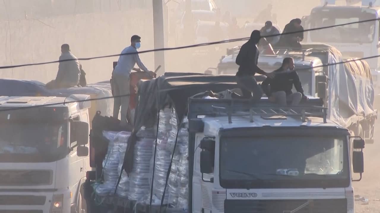 Beeld uit video: Mannen op vrachtwagens beveiligen hulpkonvooi in Gaza