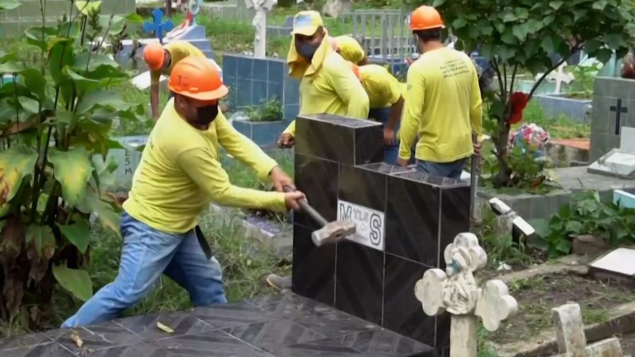 Beeld uit video: El Salvador laat gedetineerden grafstenen van bendeleden slopen