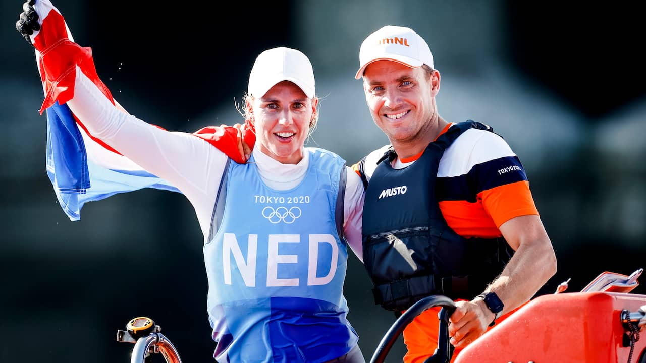 Marit Bouwmeester viert de bronzen medaille met haar coach en broer Roelof Bouwmeester.