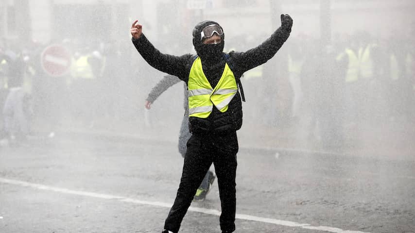 Ongeregeldheden in Parijs bij tiende zaterdag van protest 'Gele Hesjes'