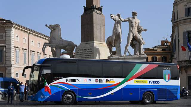 De Italiaanse spelersbus vertrekt weer bij het regeringspaleis.