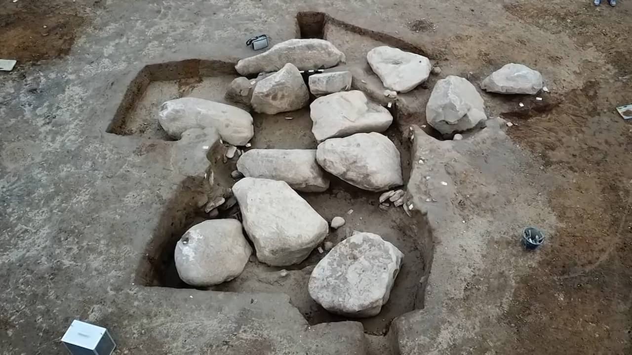 Beeld uit video: Duitse archeologen vinden vijfduizend jaar oude grafkamer