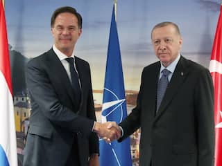 Rutte vliegt op eigen kosten naar Turkije om over NAVO-baan te praten