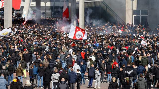 Rondom de ArenA verzamelden zich zondag twaalfduizend fans om de titel van Ajax te vieren.