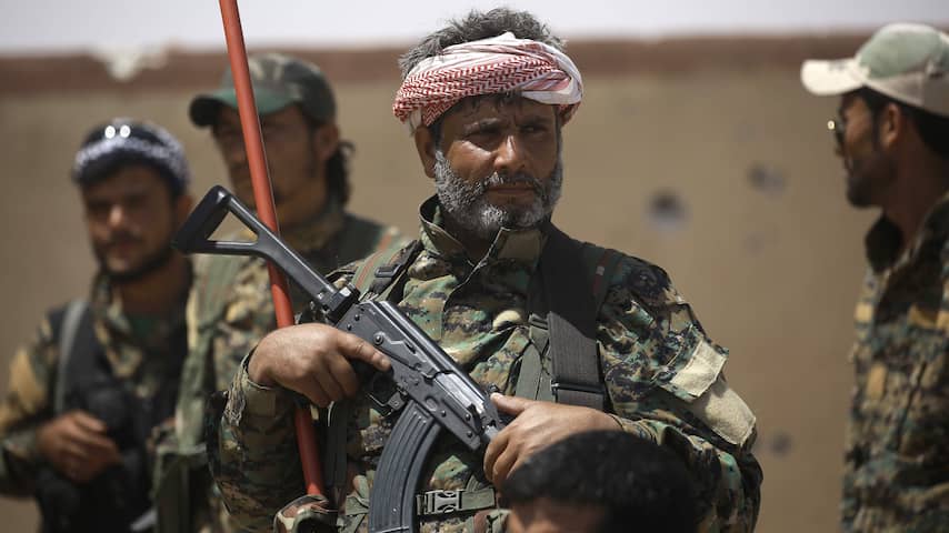 IS-strijders verlaten bolwerk Raqqa met ruim vierhonderd burgers