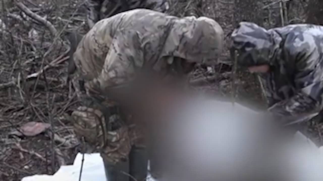 Beeld uit video: Oekraïners vinden lichamen van Russische militairen in Kharkiv