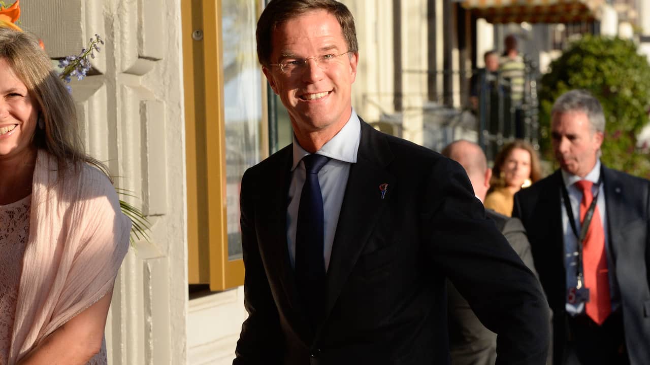 Beeld uit video: Mark Rutte feest mee met de Toppers