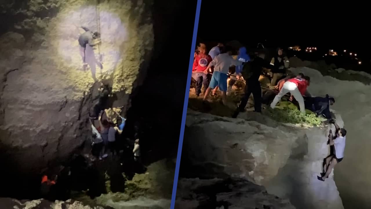 Beeld uit video: Reddingswerkers tillen 30 vluchtelingen klif op bij Griekse kust