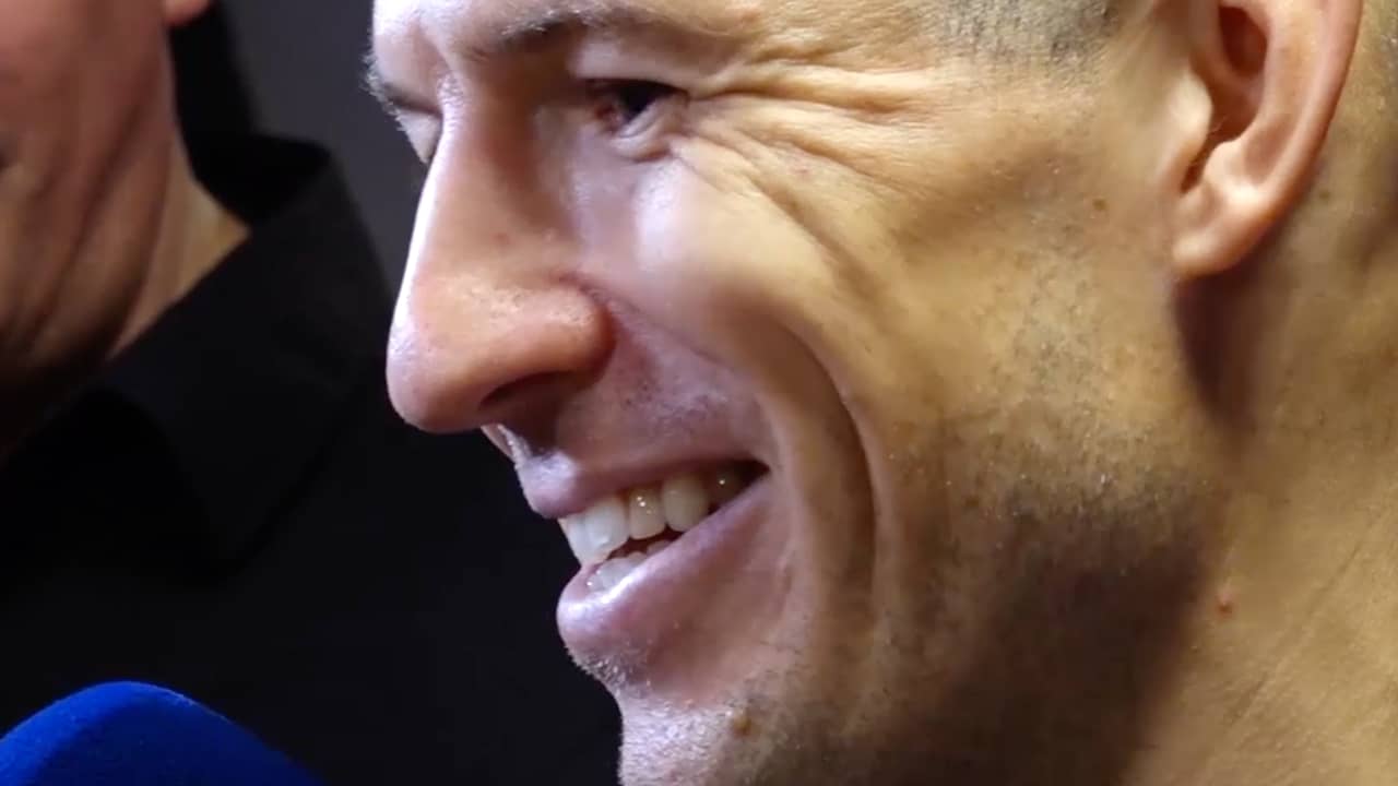 Beeld uit video: Afzwaaiende Arjen Robben houdt deur op kier voor Nederlands elftal