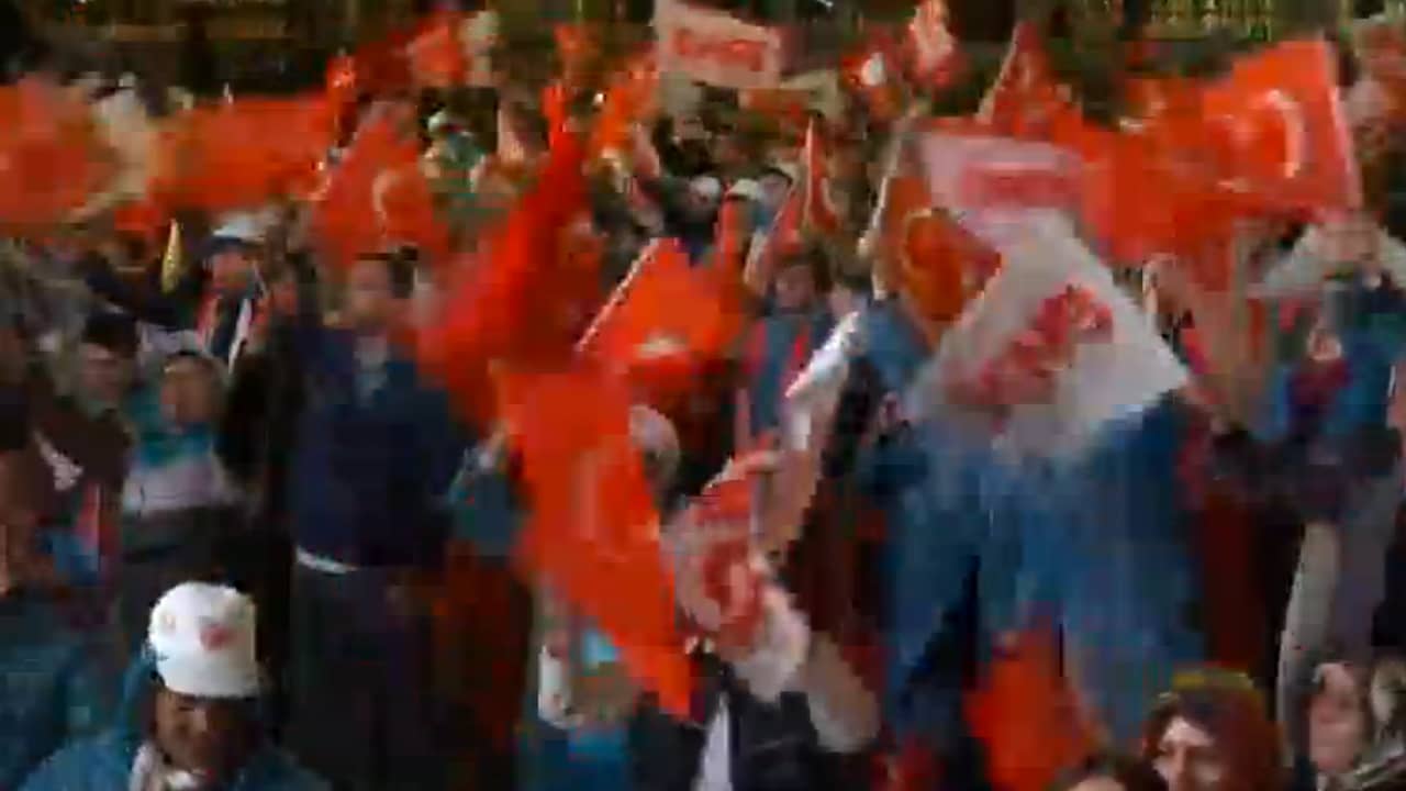 Beeld uit video: Aanhangers Erdogan vieren uitslag Turks referendum in Ankara