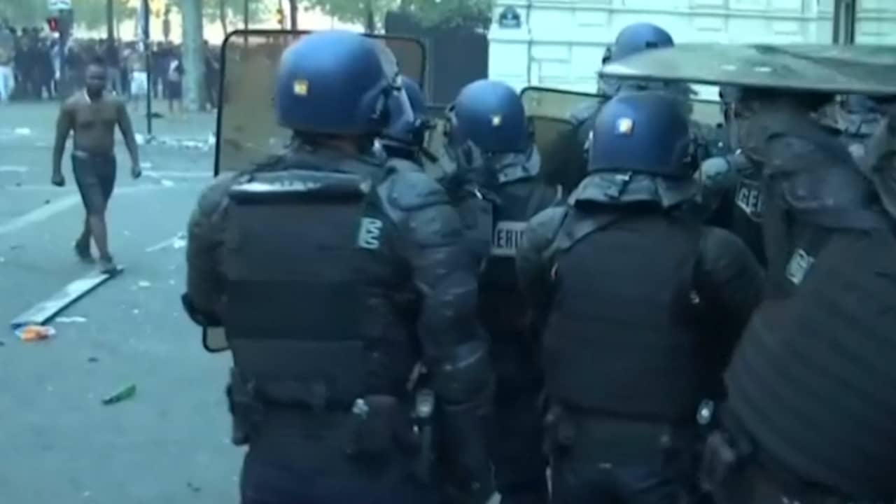 Beeld uit video: Oproerpolitie grijpt in bij rellen in Parijs na WK-winst Frankrijk