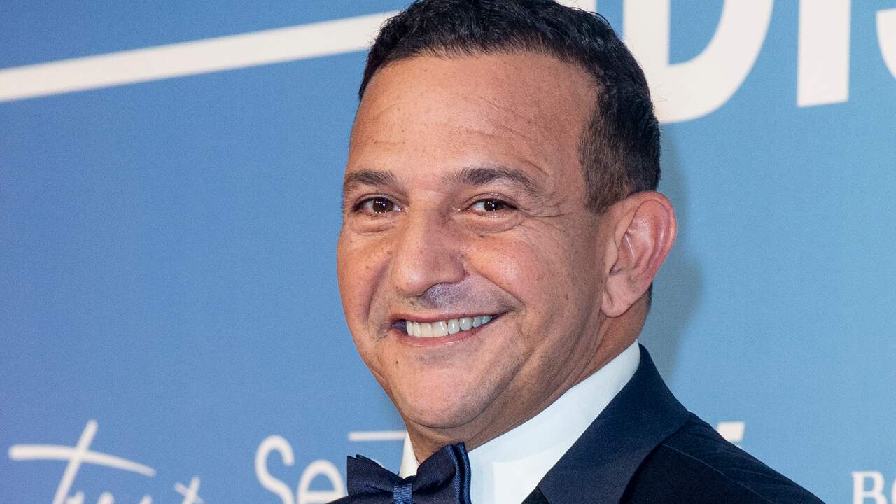 Najib Amhali Gives Dinner Show In Maassilo Rotterdam Teller Report