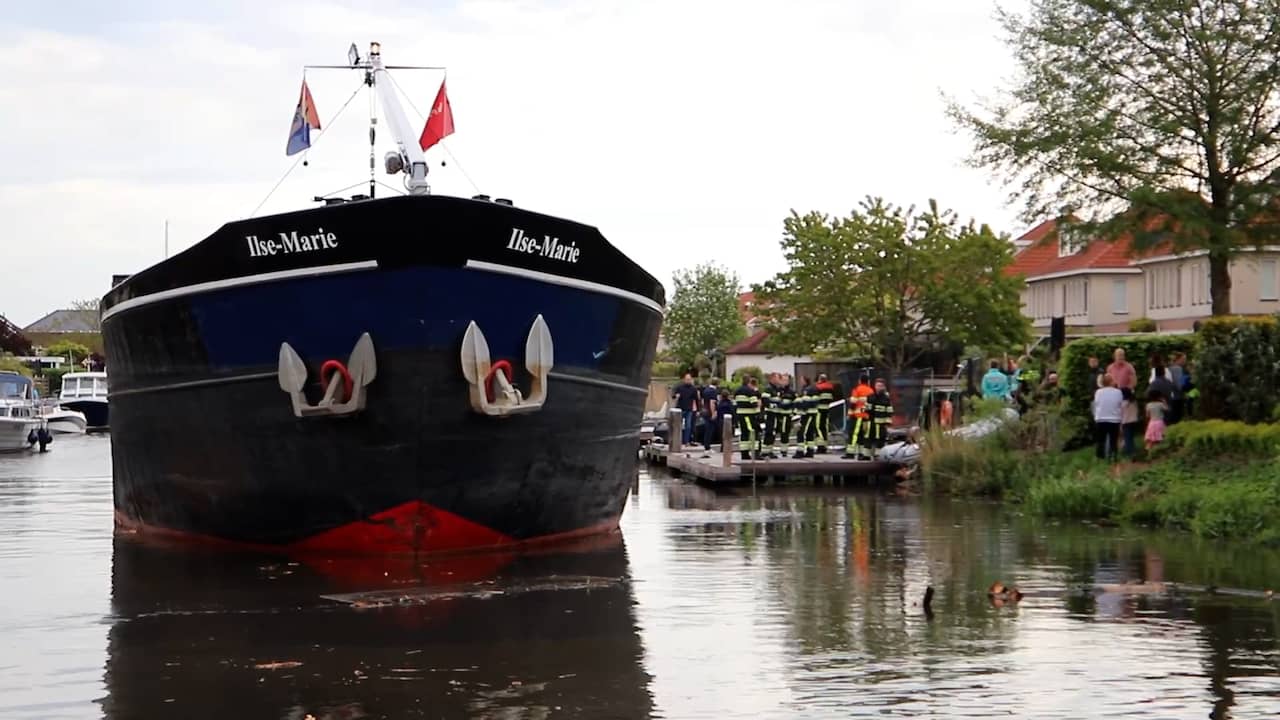 Beeld uit video: Groot vrachtschip vernielt boten en steigers in Friese woonwijk