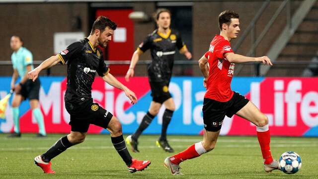 Erik Falkenburg (links) scoorde voor Roda JC, maar kreeg kort daarna een rode kaart.