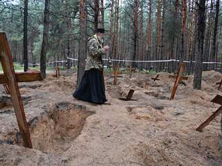 436 lichamen opgegraven uit massagraf bij Oekraïens Izium