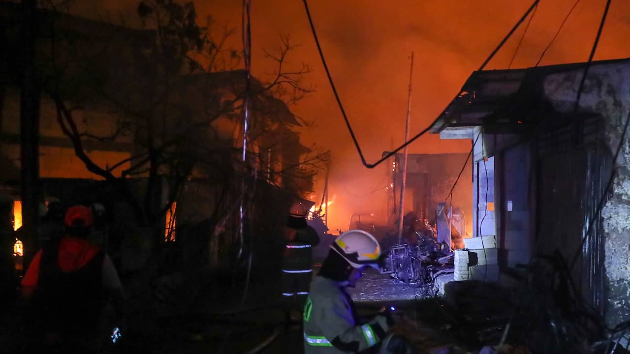Kebakaran depo BBM di Jakarta: 17 tewas dan ribuan mengungsi |  di luar